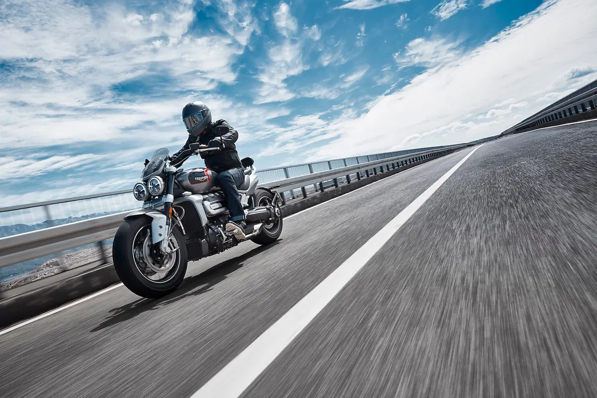 Triumph Rocket 3GT e Rocket 3R: 2500 cc e due versioni (16)