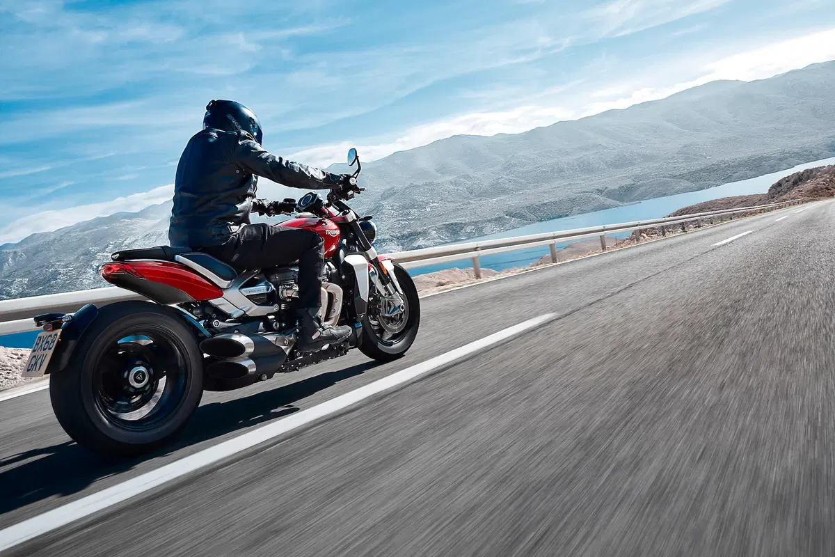 Triumph Rocket 3GT e Rocket 3R: 2500 cc e due versioni (18)