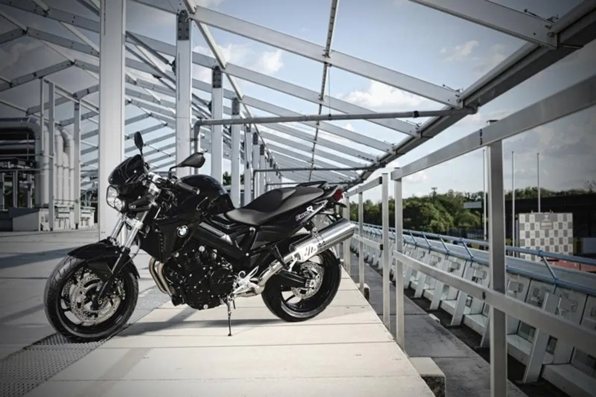 Melandri e Fabrizio presentano a Monza la BMW F 800 R in livrea all black (2)