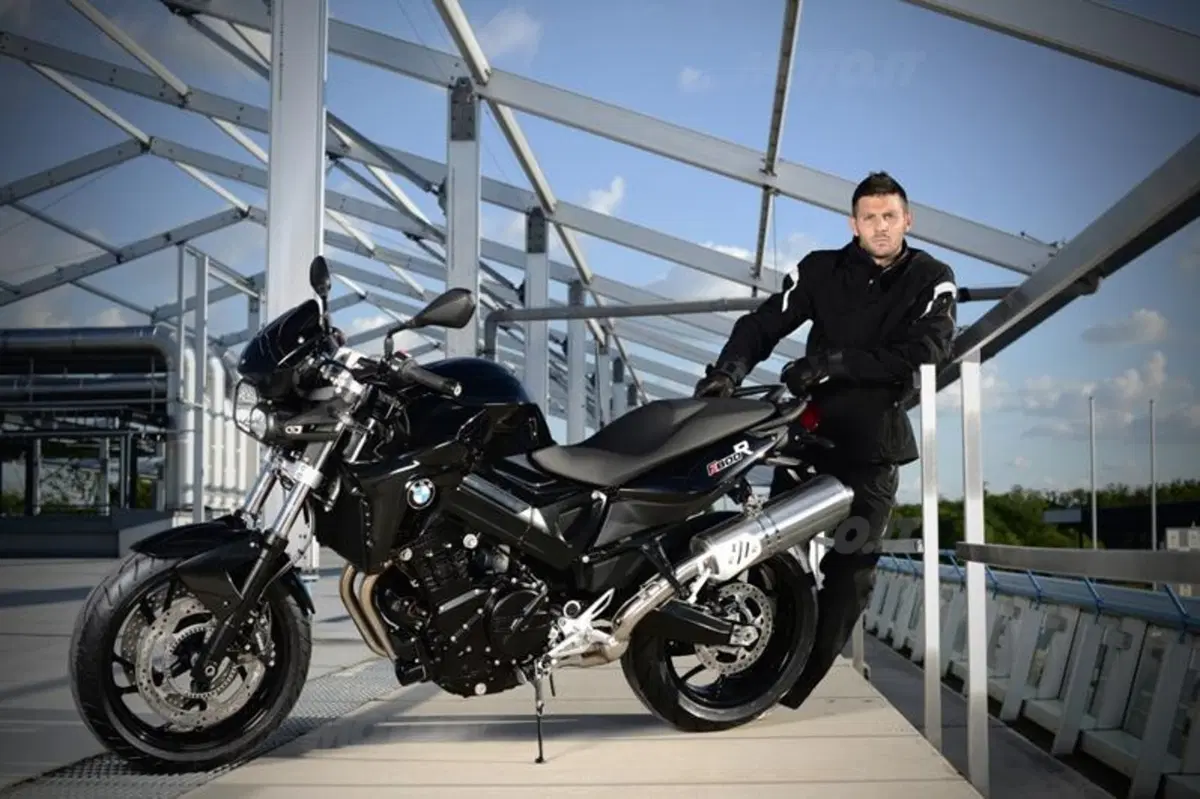 Melandri e Fabrizio presentano a Monza la BMW F 800 R in livrea all black (3)