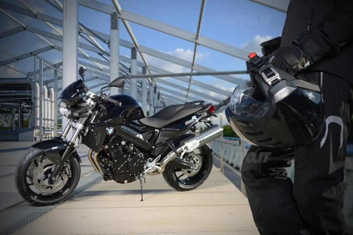 Melandri e Fabrizio presentano a Monza la BMW F 800 R in livrea all black (4)
