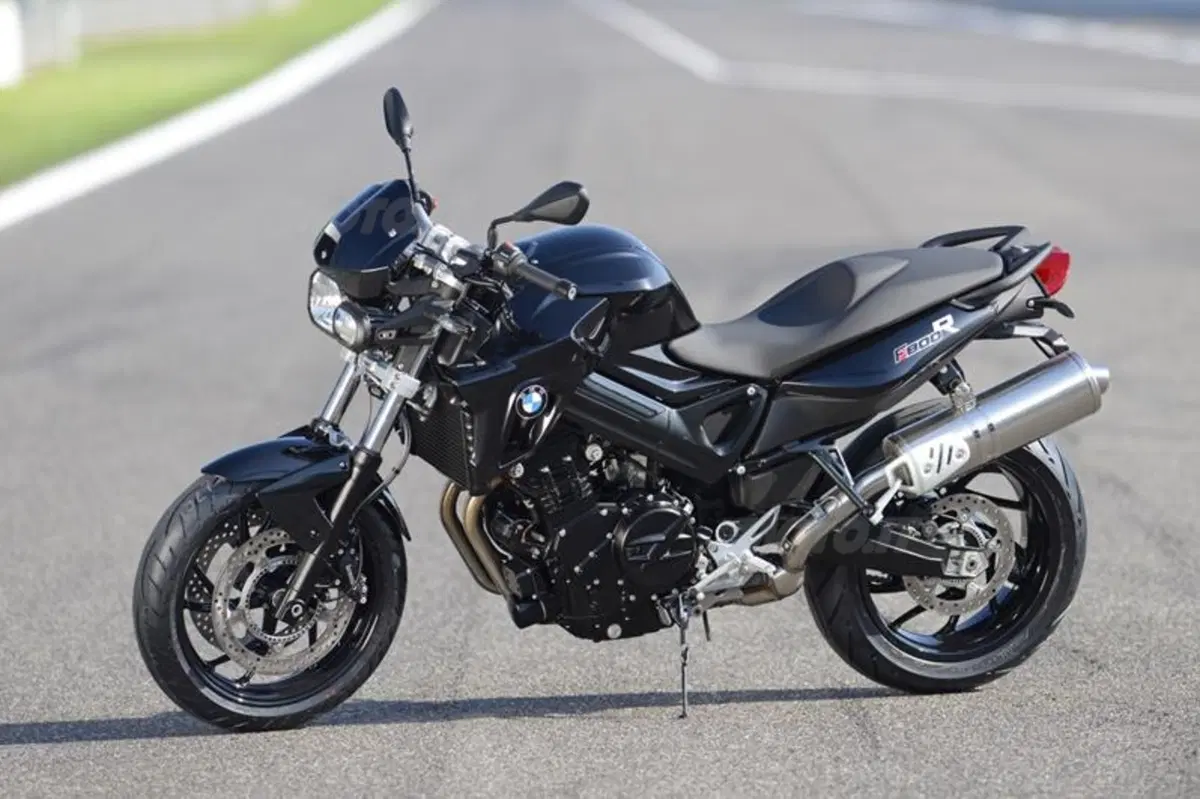 Melandri e Fabrizio presentano a Monza la BMW F 800 R in livrea all black (5)