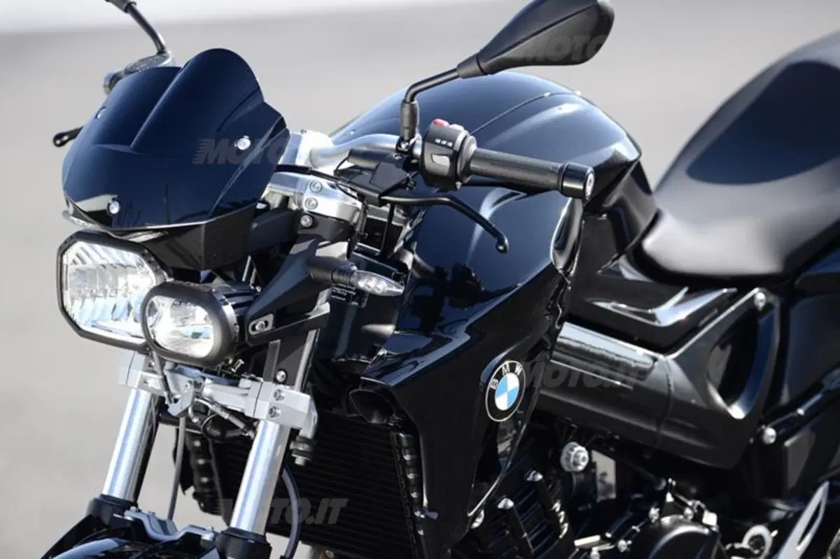 Melandri e Fabrizio presentano a Monza la BMW F 800 R in livrea all black (6)