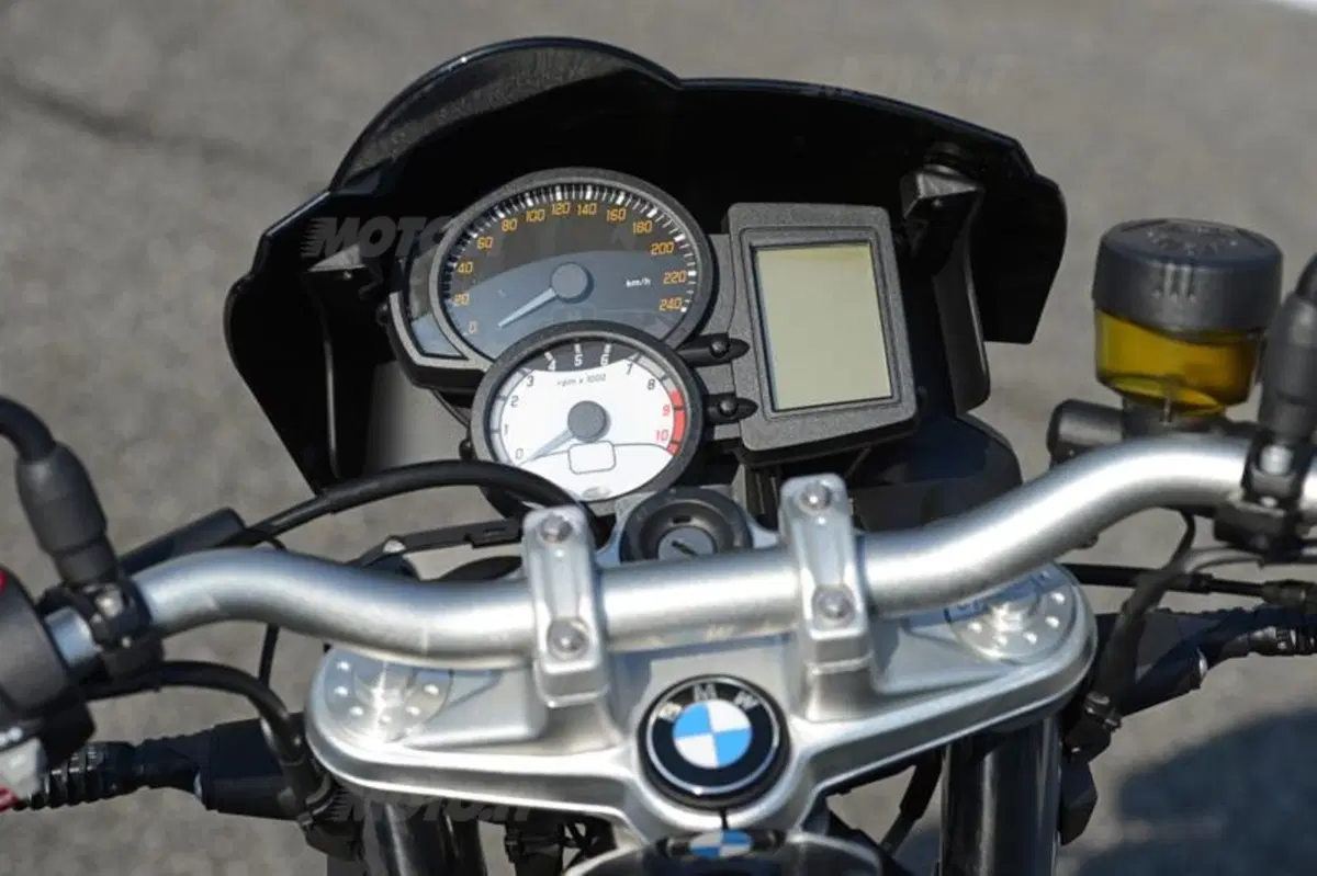 Melandri e Fabrizio presentano a Monza la BMW F 800 R in livrea all black (8)