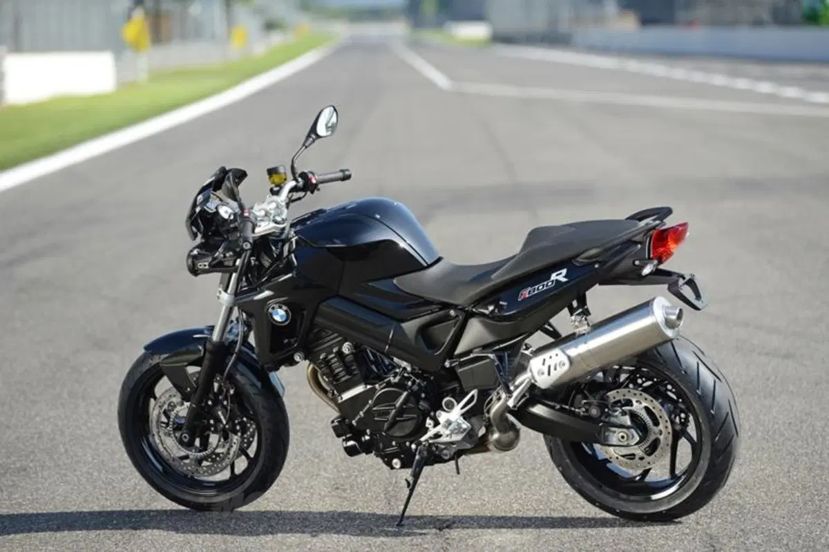 Melandri e Fabrizio presentano a Monza la BMW F 800 R in livrea all black (14)