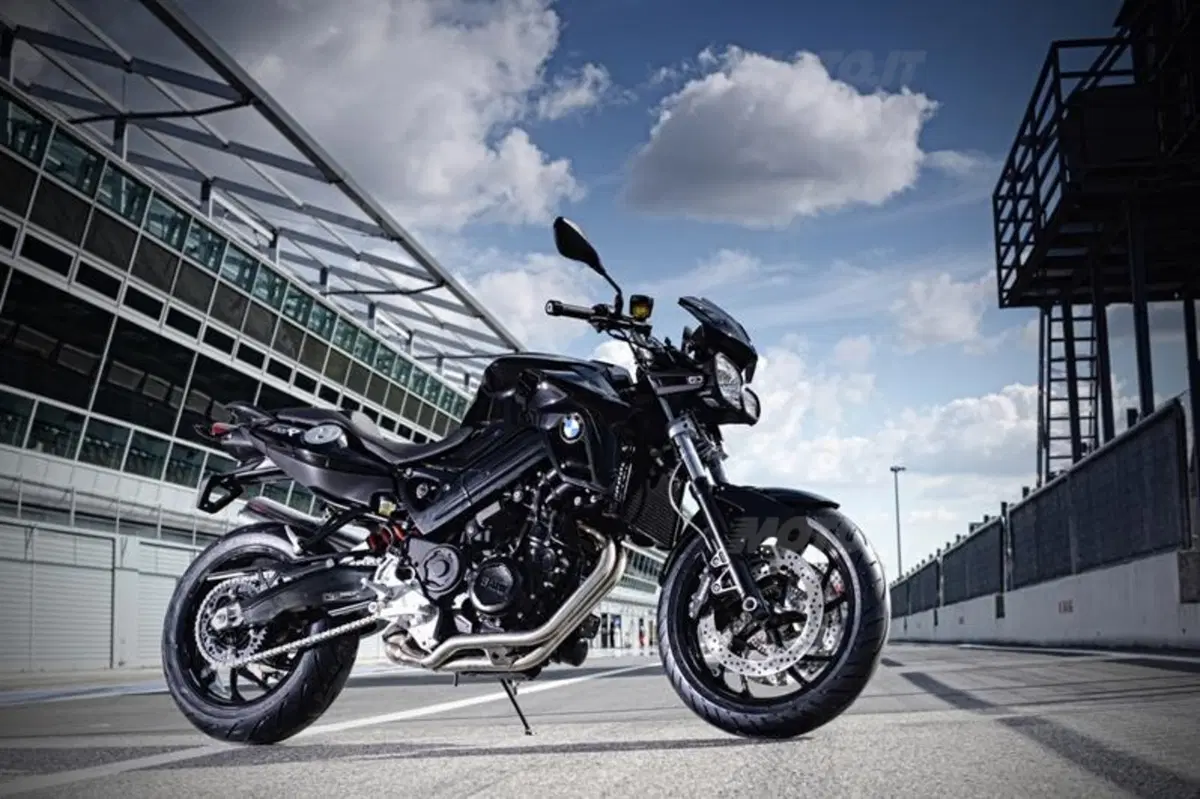 Melandri e Fabrizio presentano a Monza la BMW F 800 R in livrea all black (17)