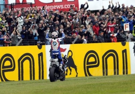 Superbike. Melandri vince Gara 1 a Donington