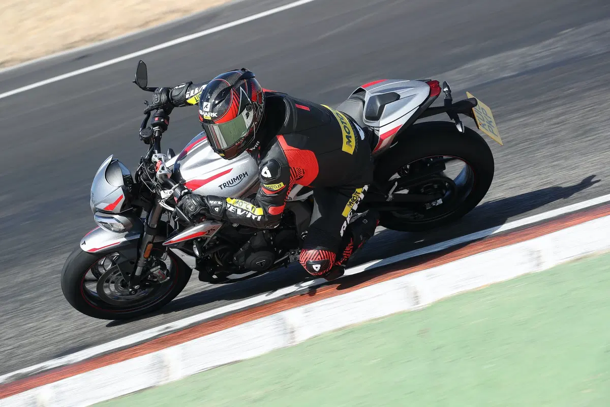 Triumph Street Triple RS TEST: più bella, più muscolosa (4)