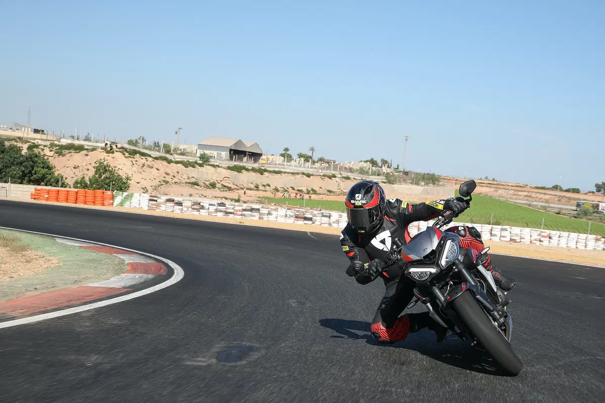 Triumph Street Triple RS TEST: più bella, più muscolosa (9)