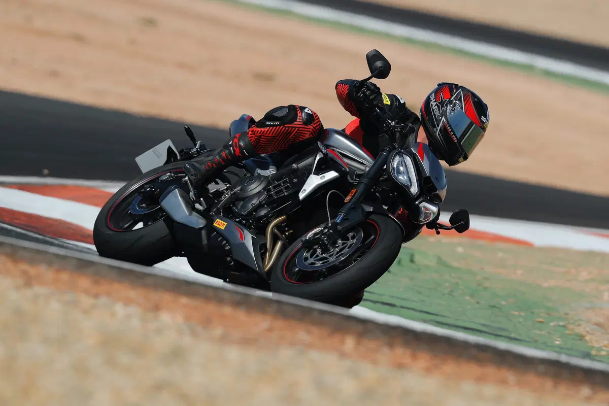 Triumph Street Triple RS TEST: più bella, più muscolosa (10)