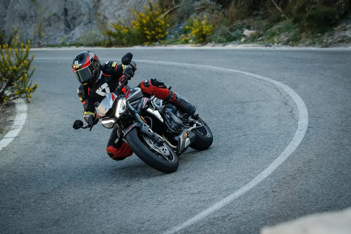 Triumph Street Triple RS TEST: più bella, più muscolosa (15)