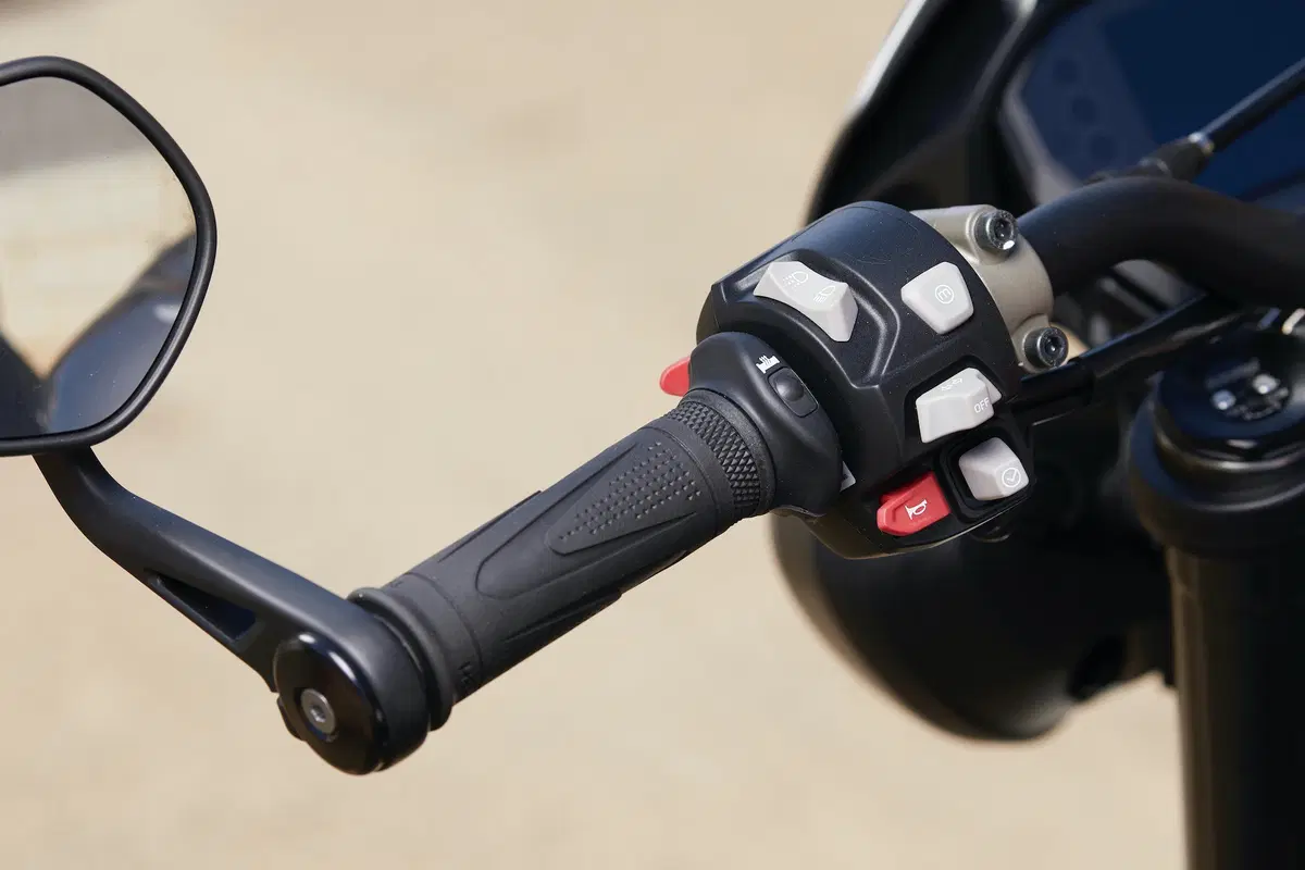 Triumph Street Triple RS TEST: più bella, più muscolosa (32)