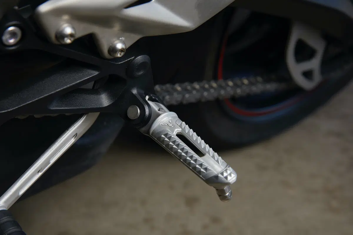 Triumph Street Triple RS TEST: più bella, più muscolosa (34)