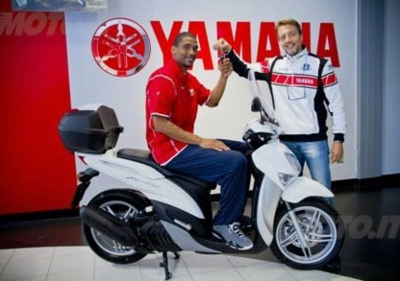 Consegnato il nuovo Yamaha Xenter 125 al cestista James White