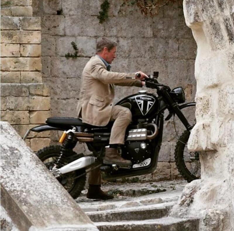 Daniel Craig in sella alla Triumph Scrambler 1200 durante le riprese a Matera