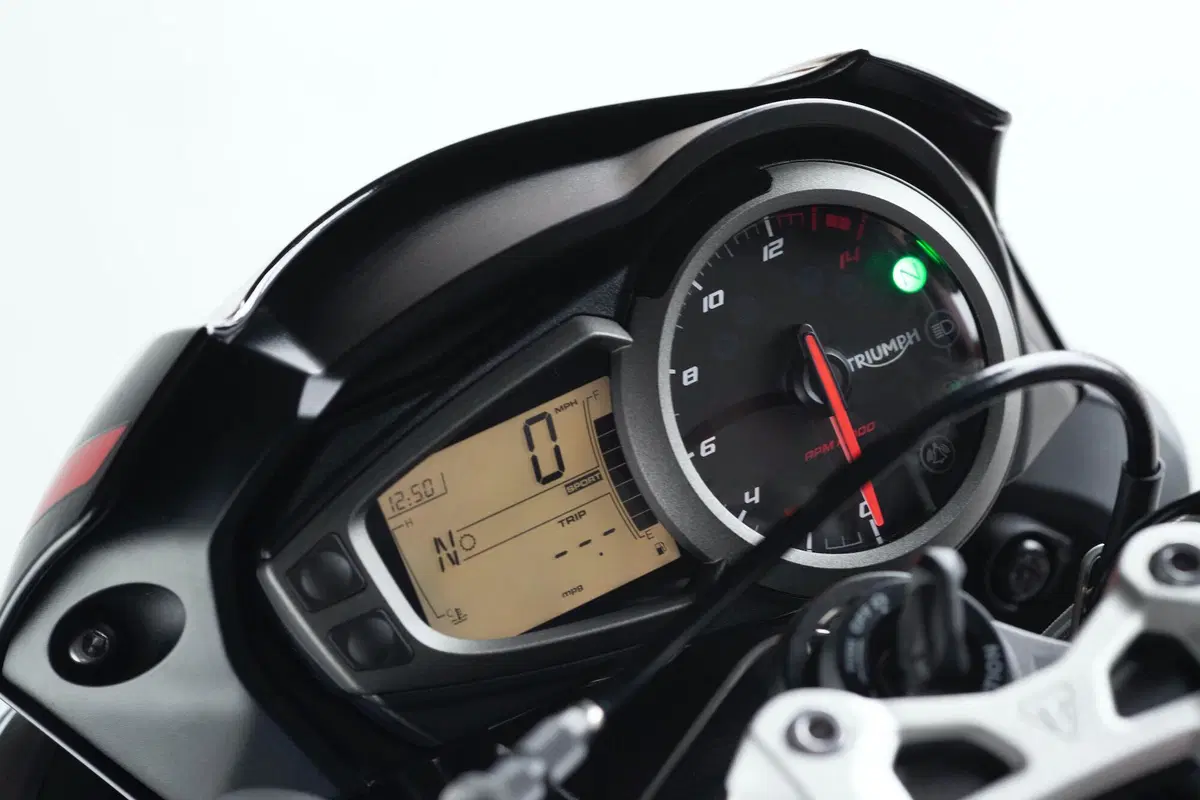 Nuova Triumph Street Triple R: ecco foto, dati e prezzo! (10)