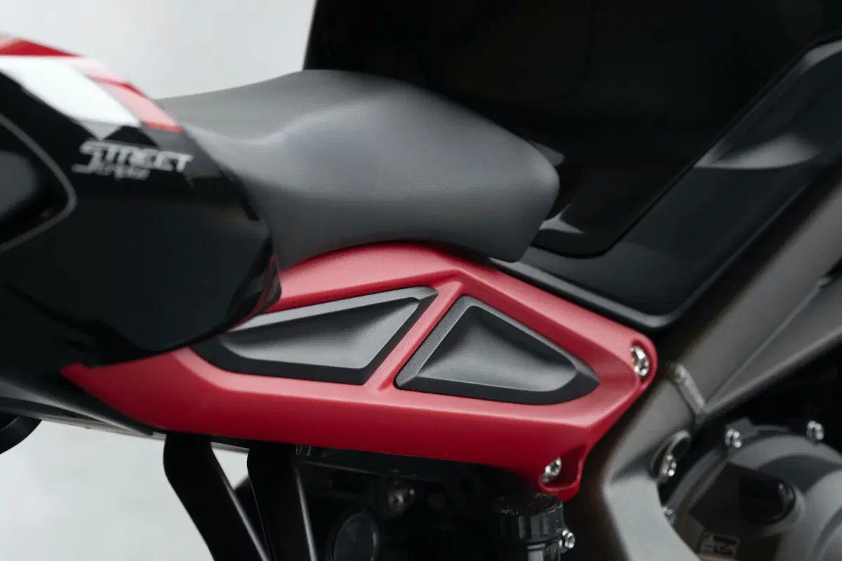 Nuova Triumph Street Triple R: ecco foto, dati e prezzo! (12)