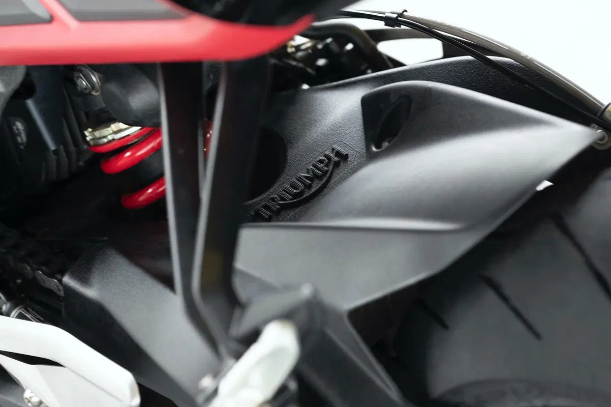 Nuova Triumph Street Triple R: ecco foto, dati e prezzo! (14)