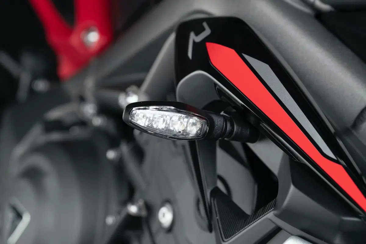 Nuova Triumph Street Triple R: ecco foto, dati e prezzo! (16)
