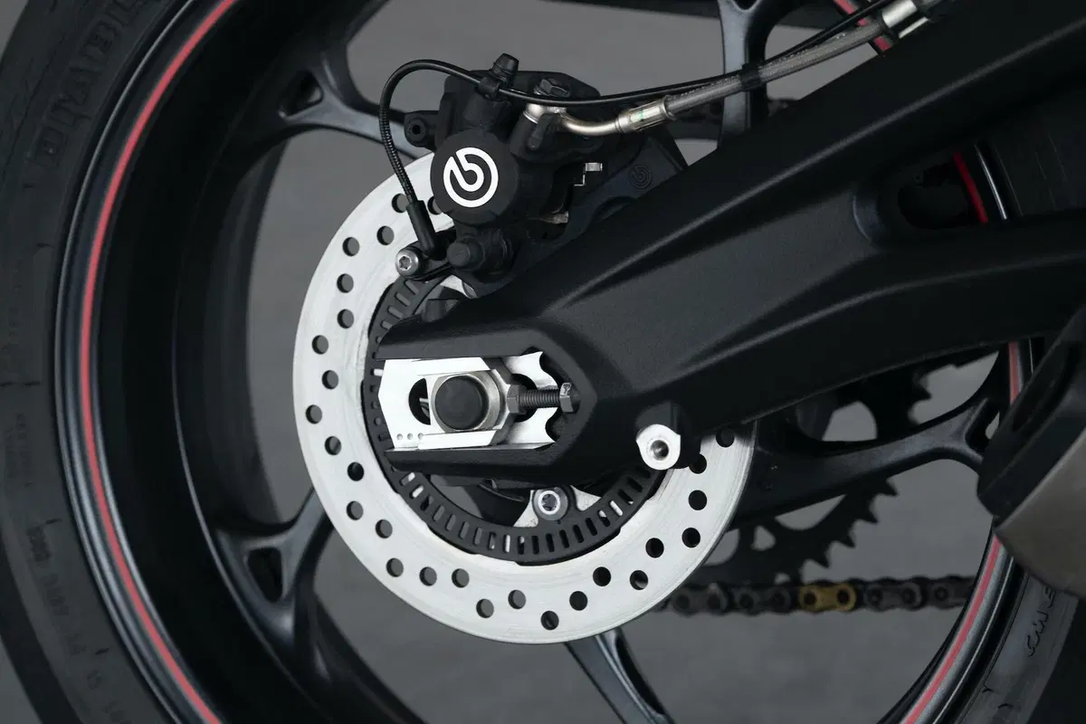 Nuova Triumph Street Triple R: ecco foto, dati e prezzo! (17)