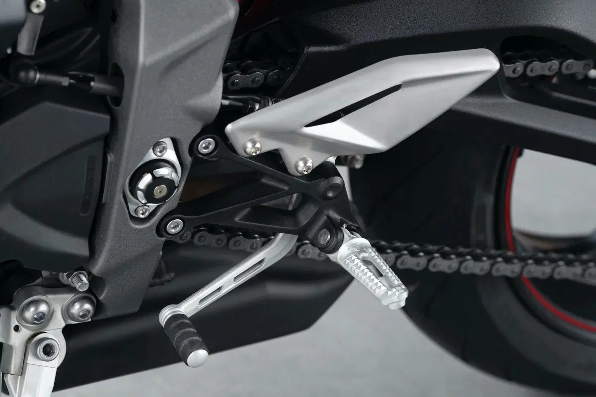 Nuova Triumph Street Triple R: ecco foto, dati e prezzo! (18)