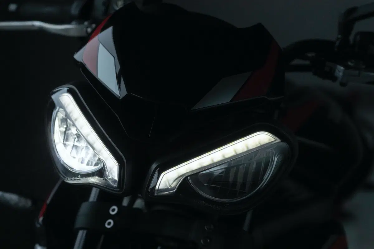 Nuova Triumph Street Triple R: ecco foto, dati e prezzo! (19)