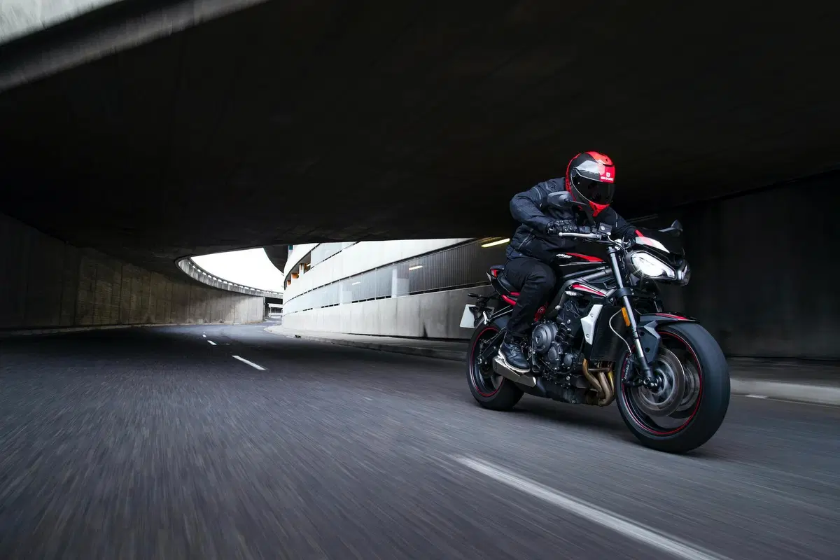 Nuova Triumph Street Triple R: ecco foto, dati e prezzo! (21)