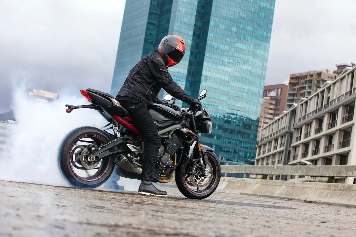 Nuova Triumph Street Triple R: ecco foto, dati e prezzo! (30)