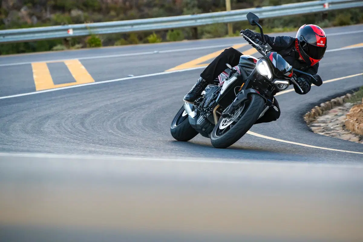 Nuova Triumph Street Triple R: ecco foto, dati e prezzo! (34)