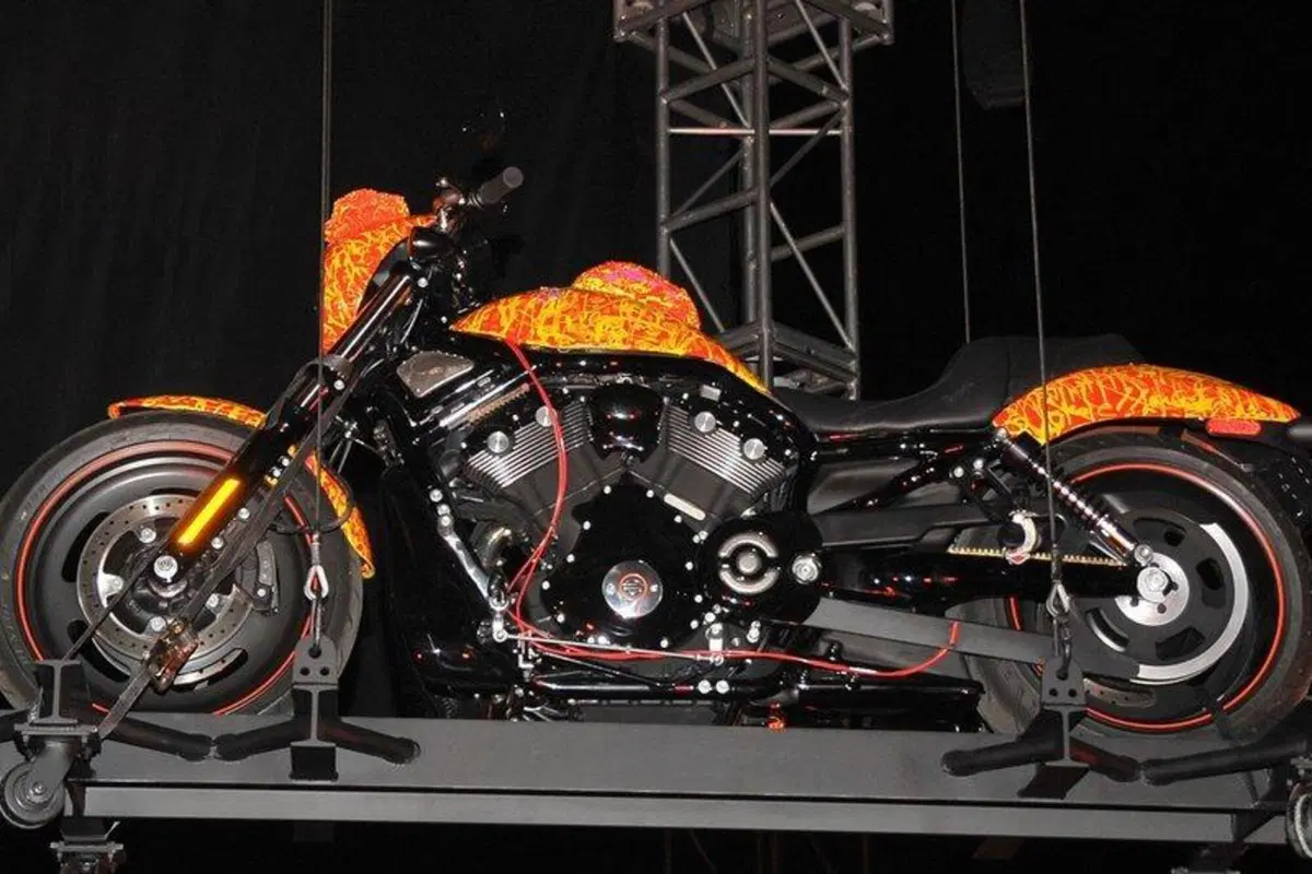 La Cosmic Harley da 3 milioni di dollari è in vendita. Puntando a 15 (3)