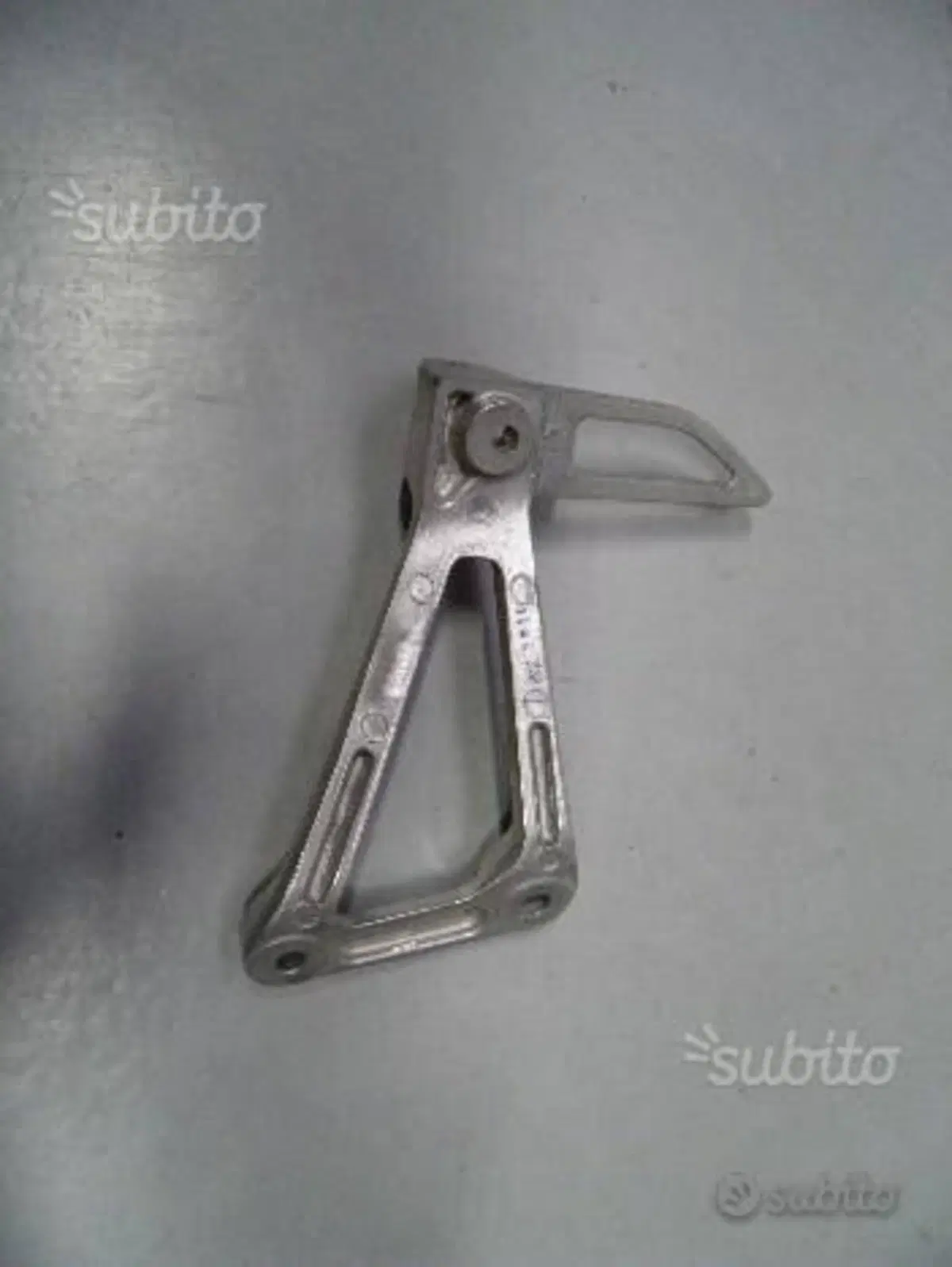 SUPPORTO POGGIAPIEDI POST. USATA HONDA CB 500 F (2)