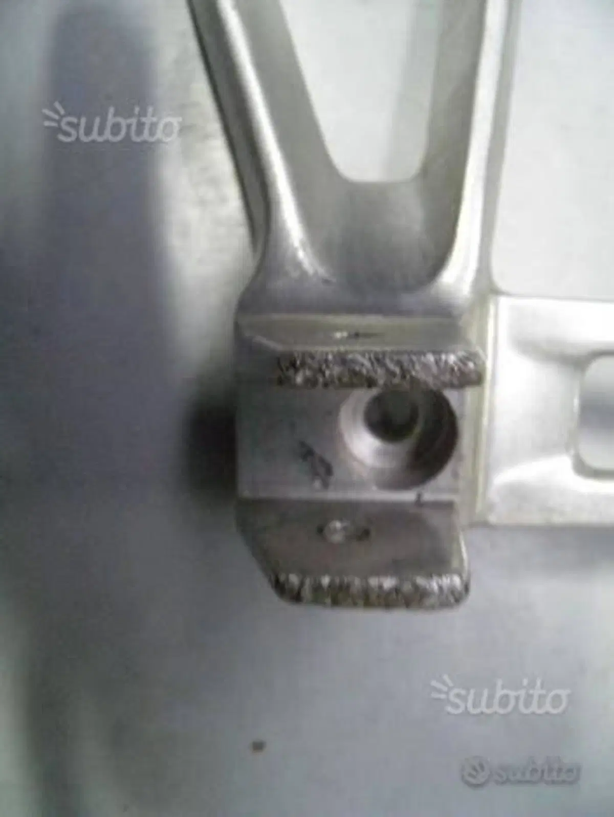SUPPORTO POGGIAPIEDI POST. USATA HONDA CB 500 F (3)