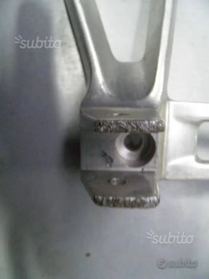 SUPPORTO POGGIAPIEDI POST. USATA HONDA CB 500 F (3)