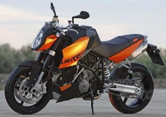 KTM Super Duke 1290: forcellone monobraccio e scarico basso