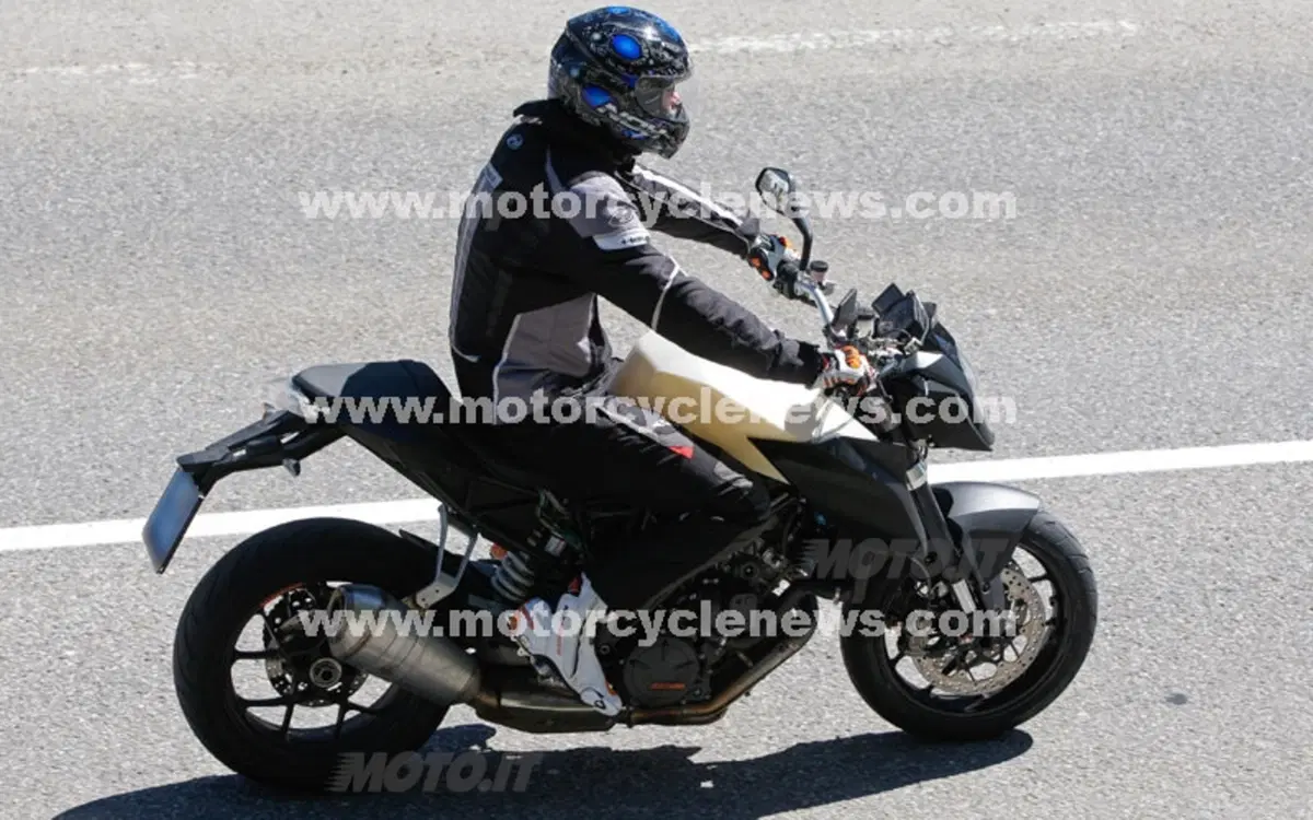 KTM Super Duke 1290: forcellone monobraccio e scarico basso