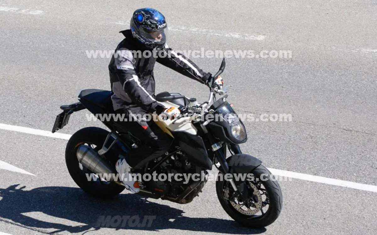 KTM Super Duke 1290: forcellone monobraccio e scarico basso (2)