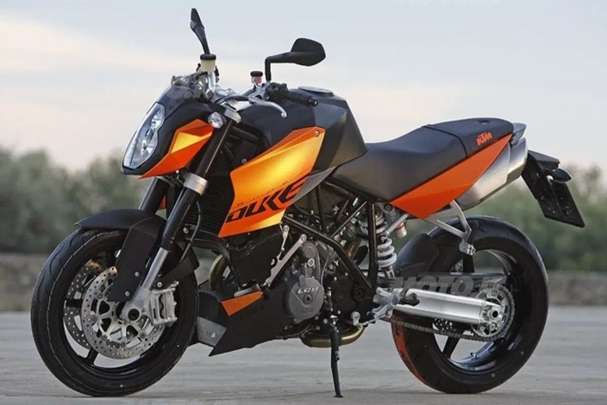 KTM Super Duke 1290: forcellone monobraccio e scarico basso (3)