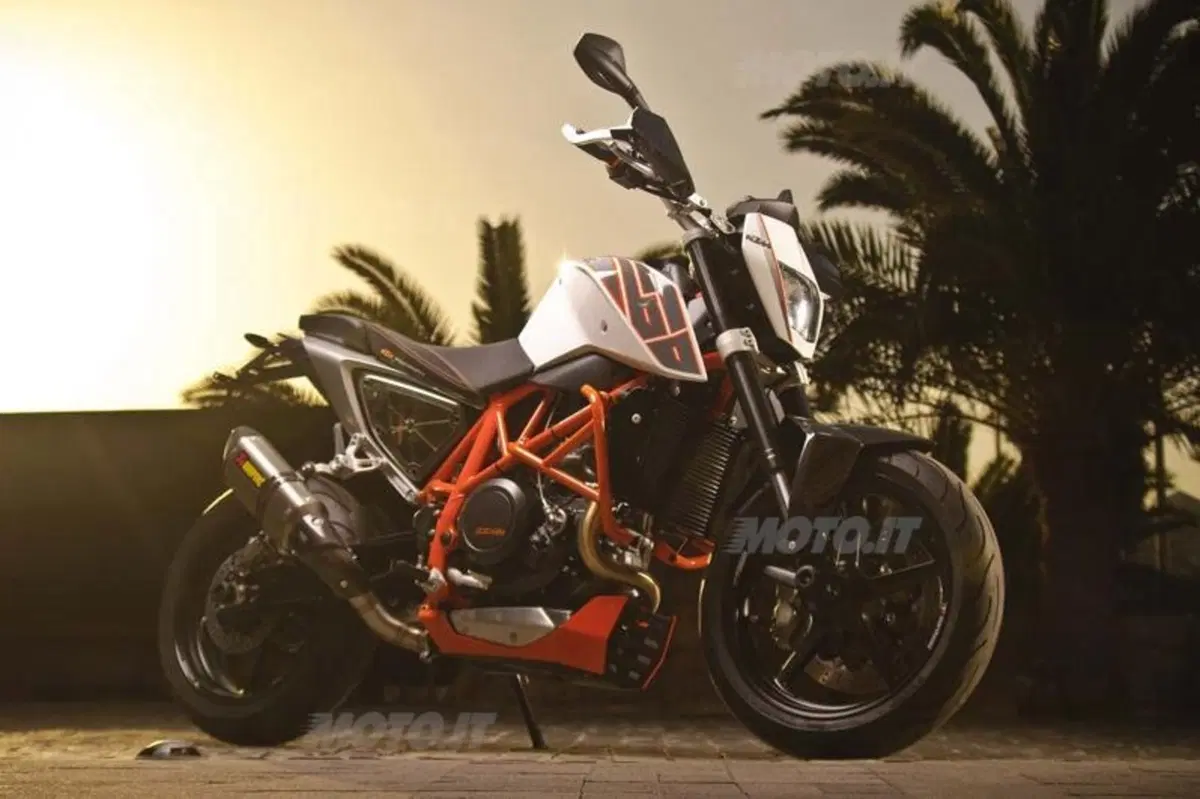 KTM Super Duke 1290: forcellone monobraccio e scarico basso (4)
