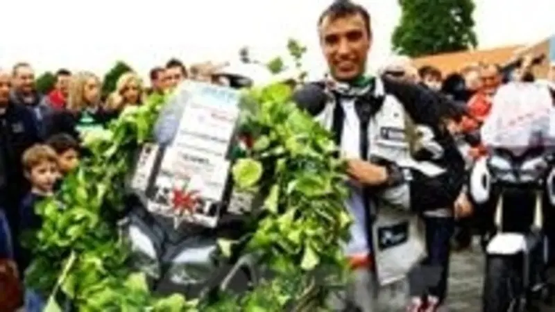 Davide Biga e la sua Yamaha Super T&eacute;n&eacute;r&eacute; al rientro dal Giro del Mondo