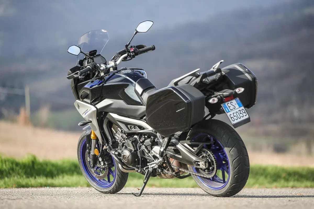 BMW F900XR vs Yamaha Tracer 900GT: TEST crossover 2020, sfida aperta (4)