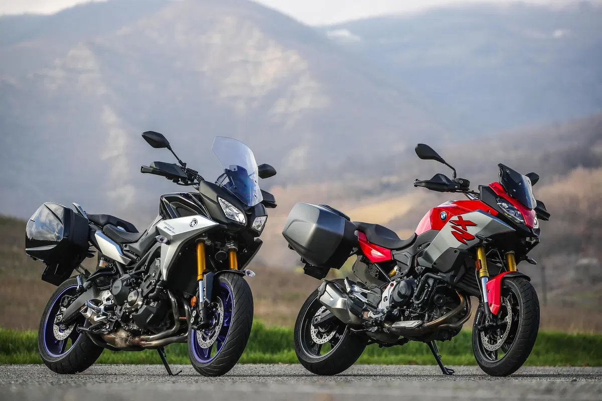 BMW F900XR vs Yamaha Tracer 900GT: TEST crossover 2020, sfida aperta