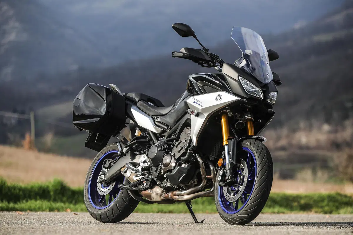 BMW F900XR vs Yamaha Tracer 900GT: TEST crossover 2020, sfida aperta (5)