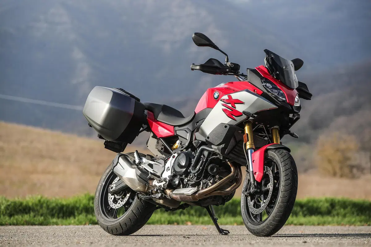 BMW F900XR vs Yamaha Tracer 900GT: TEST crossover 2020, sfida aperta (7)