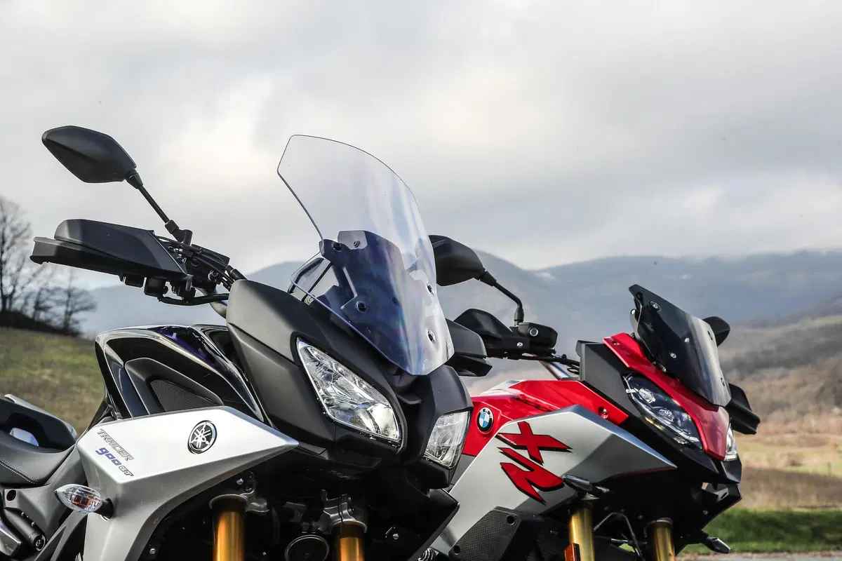 BMW F900XR vs Yamaha Tracer 900GT: TEST crossover 2020, sfida aperta (2)