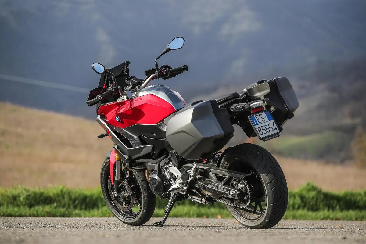 BMW F900XR vs Yamaha Tracer 900GT: TEST crossover 2020, sfida aperta (6)