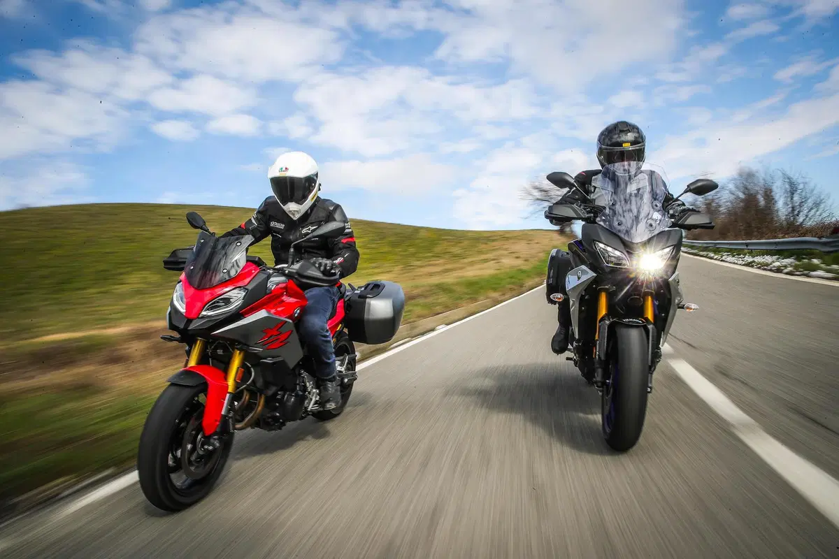 BMW F900XR vs Yamaha Tracer 900GT: TEST crossover 2020, sfida aperta (4)