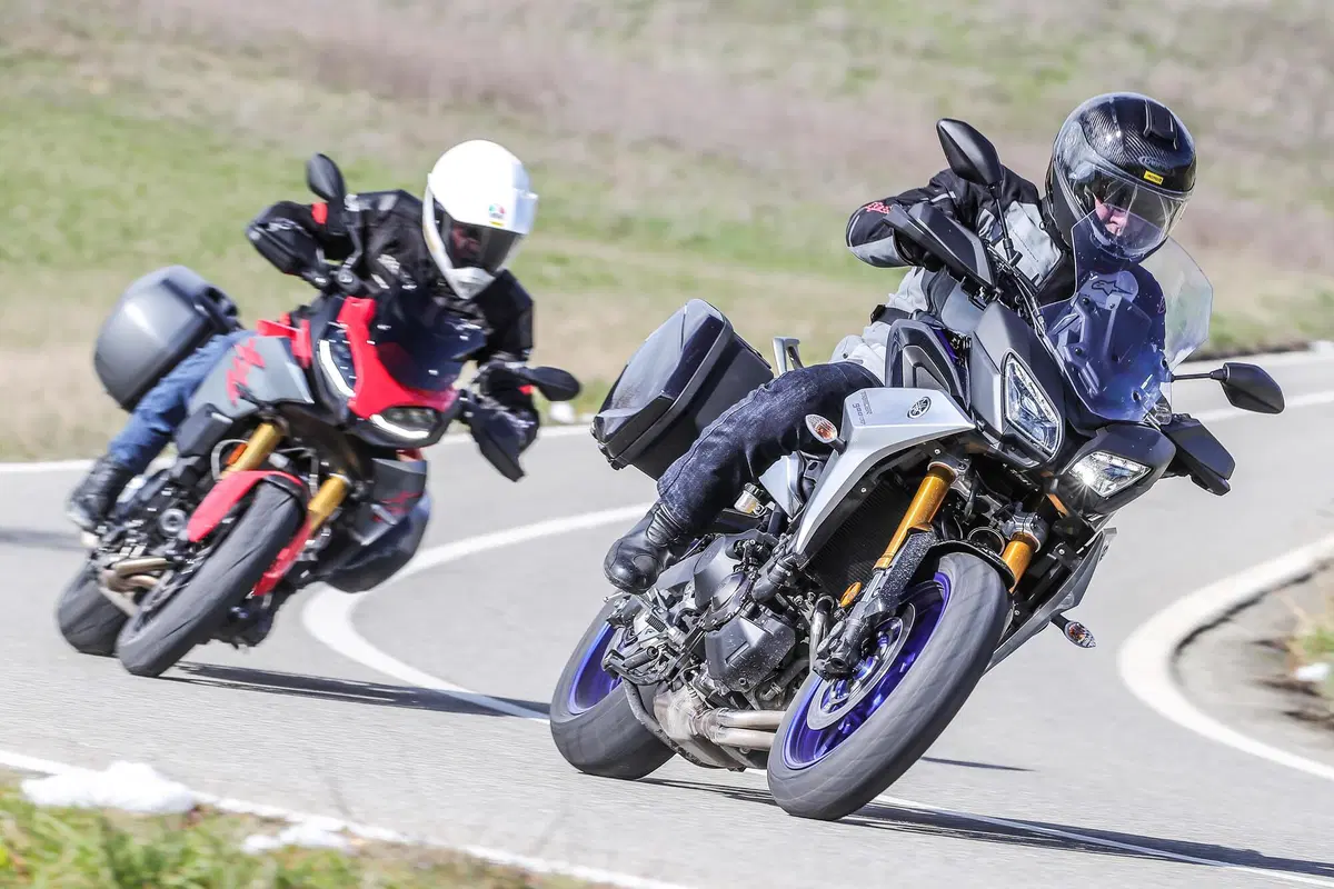 BMW F900XR vs Yamaha Tracer 900GT: TEST crossover 2020, sfida aperta (2)