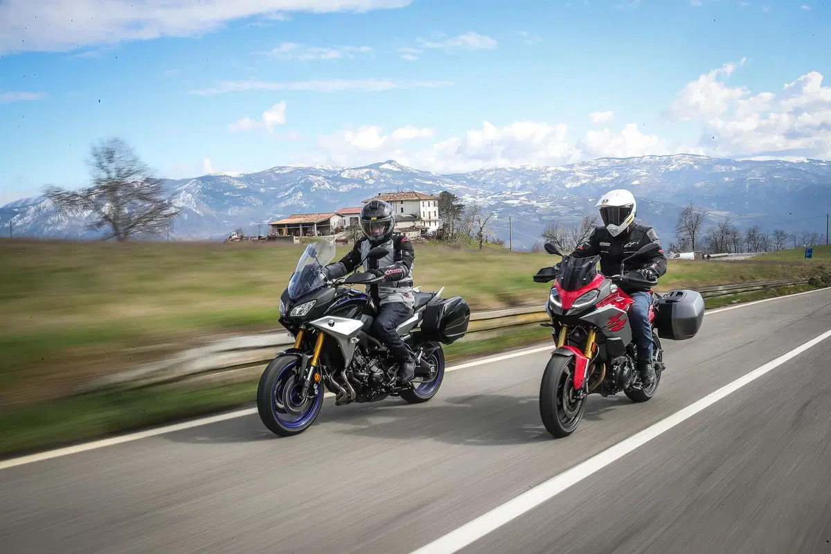 BMW F900XR vs Yamaha Tracer 900GT: TEST crossover 2020, sfida aperta (6)
