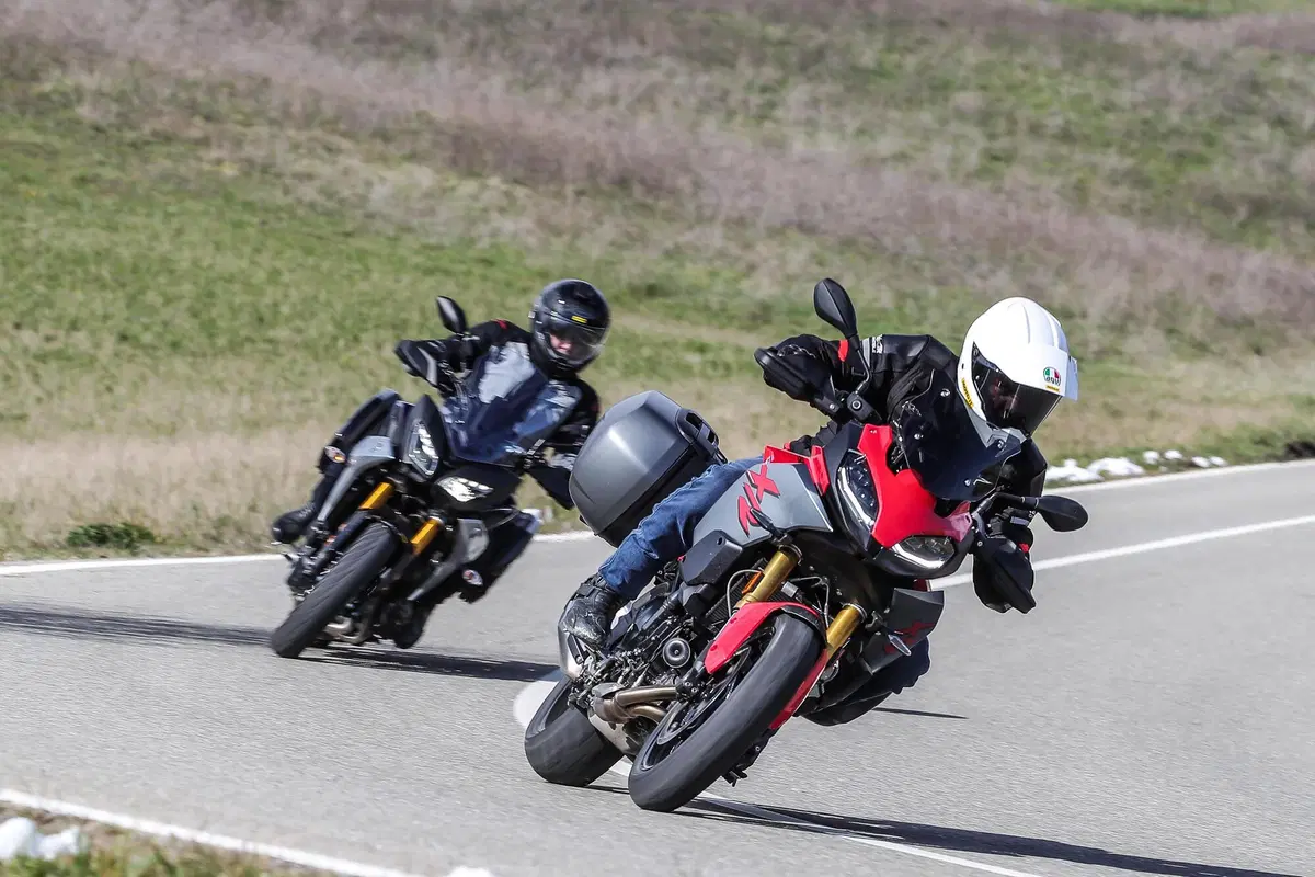BMW F900XR vs Yamaha Tracer 900GT: TEST crossover 2020, sfida aperta (3)