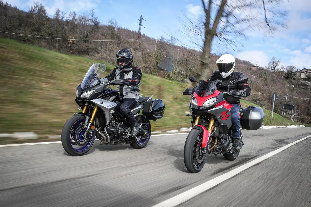 BMW F900XR vs Yamaha Tracer 900GT: TEST crossover 2020, sfida aperta